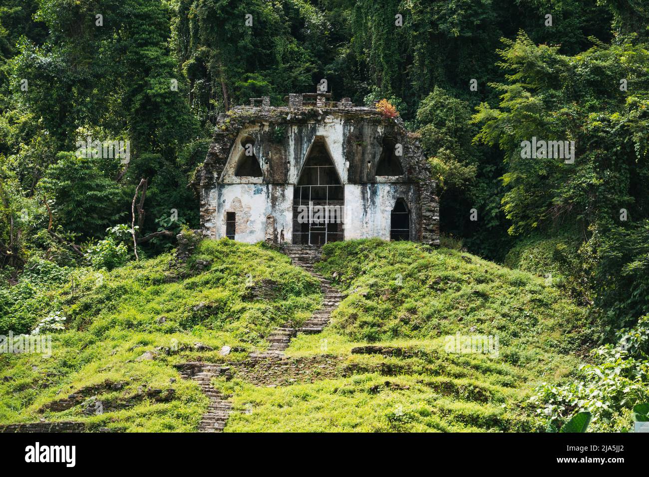 Il Tempio della Croce foliata a Palenque, un sito archeologico maya. Contiene iscrizioni che illustrano la storia degli antichi capi. Foto Stock