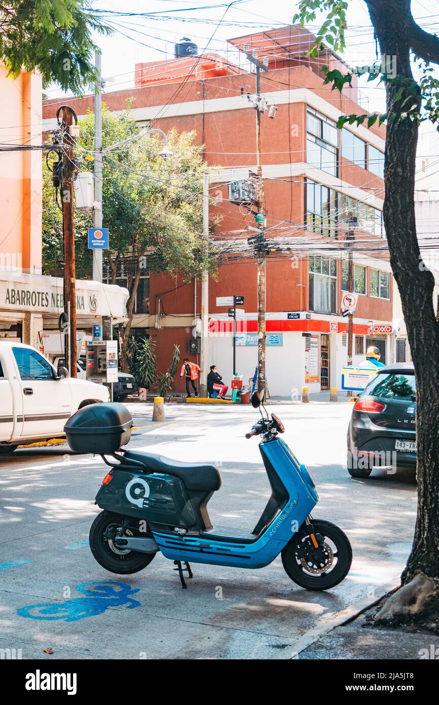 Un ciclomotore elettrico condiviso eConduce parcheggiato su una strada a Città del Messico, Messico. Lo scooter è sbloccato tramite app mobile e può essere parcheggiato di nuovo ovunque Foto Stock