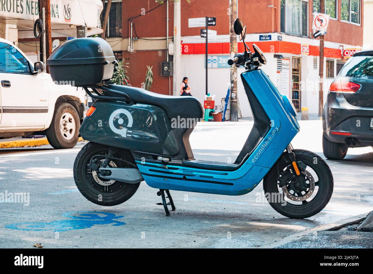 Un ciclomotore elettrico condiviso eConduce parcheggiato su una strada a Città del Messico, Messico. Lo scooter è sbloccato tramite app mobile e può essere parcheggiato di nuovo ovunque Foto Stock