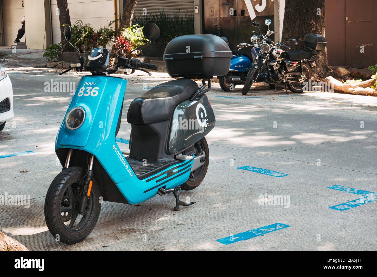 Un ciclomotore elettrico condiviso eConduce parcheggiato su una strada a Città del Messico, Messico. Lo scooter è sbloccato tramite app mobile e può essere parcheggiato di nuovo ovunque Foto Stock