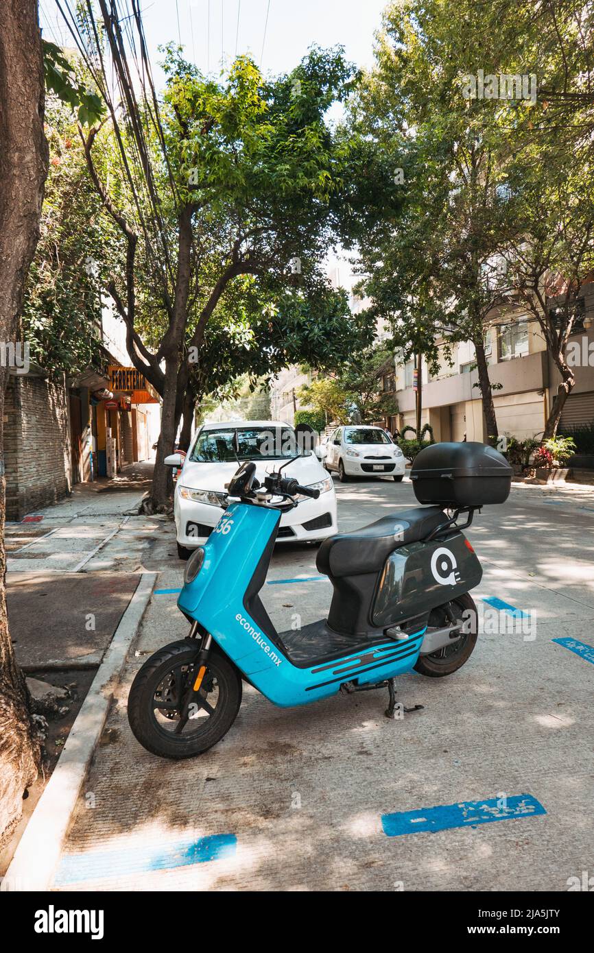 Un ciclomotore elettrico condiviso eConduce parcheggiato su una strada a Città del Messico, Messico. Lo scooter è sbloccato tramite app mobile e può essere parcheggiato di nuovo ovunque Foto Stock