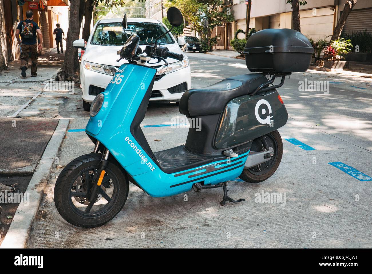 Un ciclomotore elettrico condiviso eConduce parcheggiato su una strada a Città del Messico, Messico. Lo scooter è sbloccato tramite app mobile e può essere parcheggiato di nuovo ovunque Foto Stock