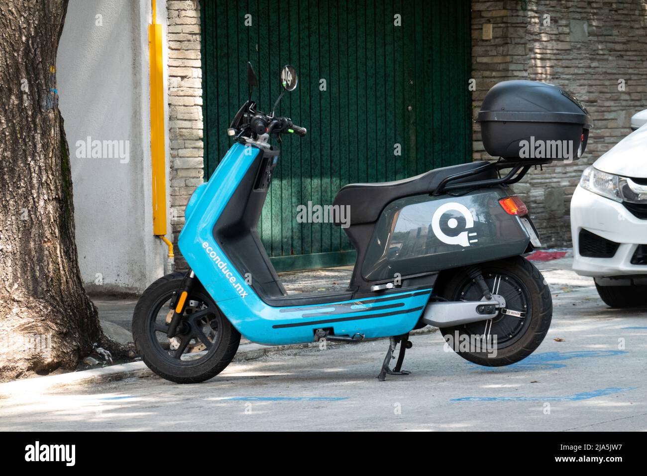 Un ciclomotore elettrico condiviso eConduce parcheggiato su una strada a Città del Messico, Messico. Lo scooter è sbloccato tramite app mobile e può essere parcheggiato di nuovo ovunque Foto Stock