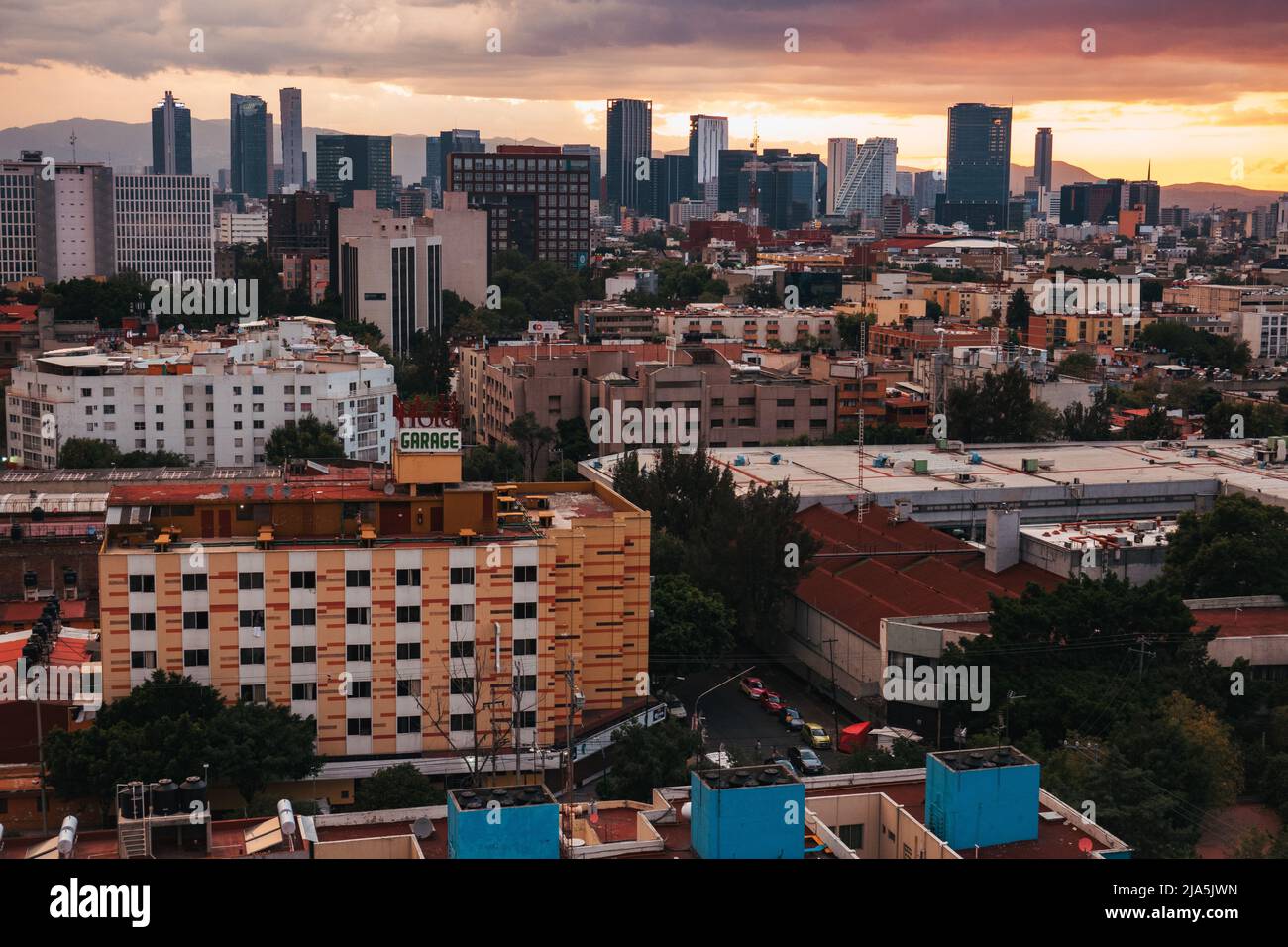 Un tramonto drammatico e ardente sullo skyline di Città del Messico, Messico Foto Stock
