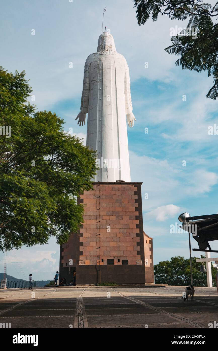 La statua di Cristo de Tenancingo alta 21 metri a Tenancingo de Degollado, Messico. Secondo quanto riferito, una delle statue più alte di Cristo nel continente Foto Stock