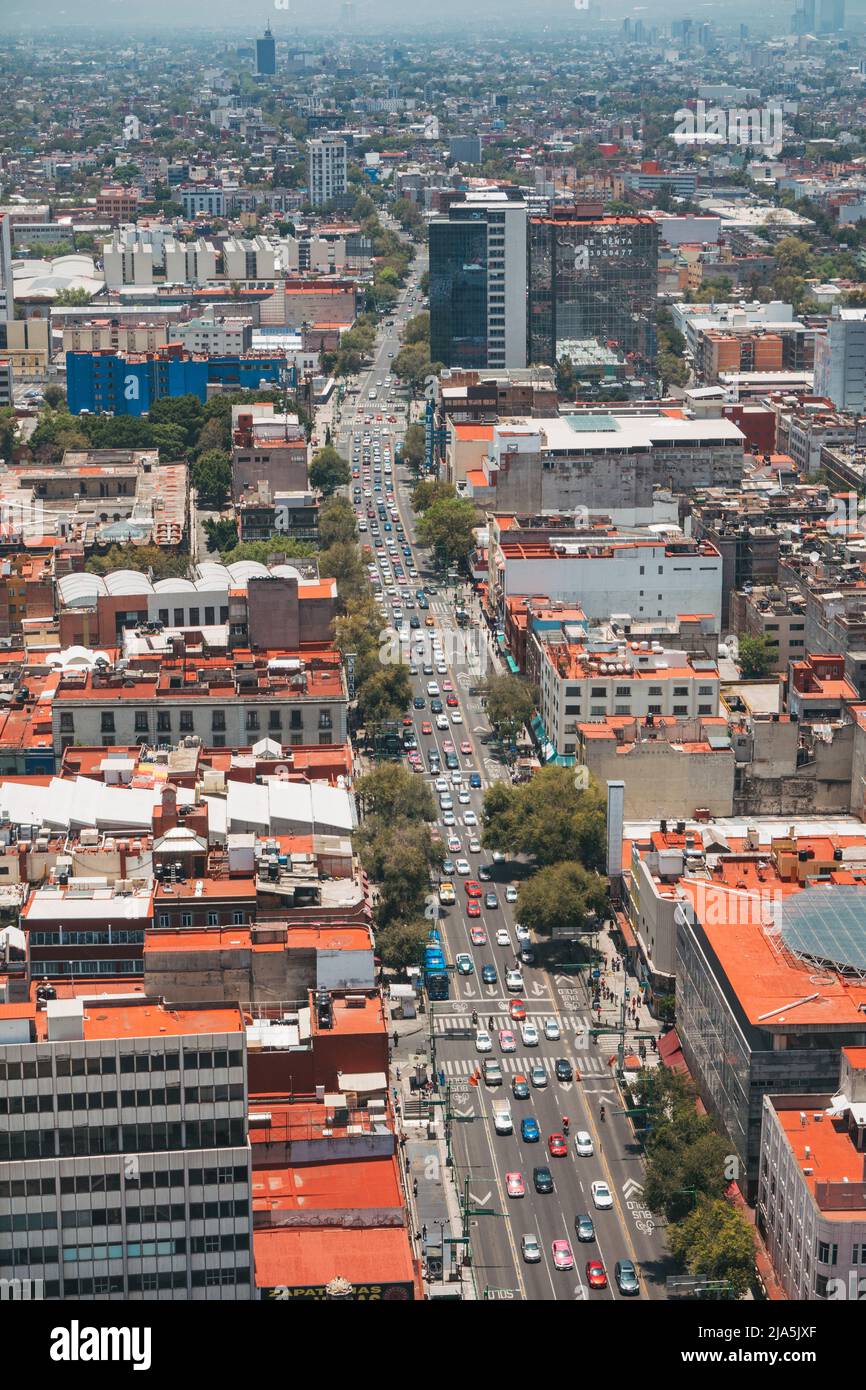 Una vista aerea come traffico si basa su Eje Central Av Lázaro Cárdenas a Città del Messico Foto Stock