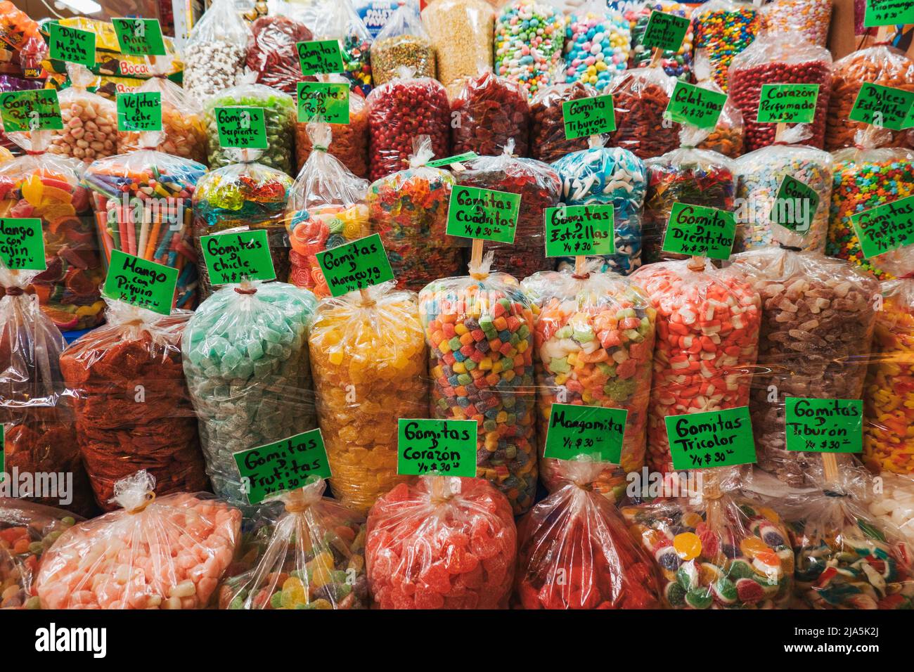 Una gamma di dolci alla gommosa prodotti localmente in vendita al mercato Coyoacan a Città del Messico, Messico Foto Stock