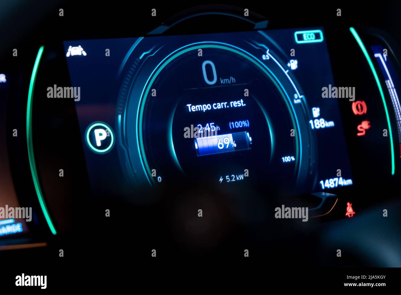 Cruscotto tachimetro digitale per auto elettriche in carica in lingua  portoghese, con la parola " tempo di carica rimanente Foto stock - Alamy