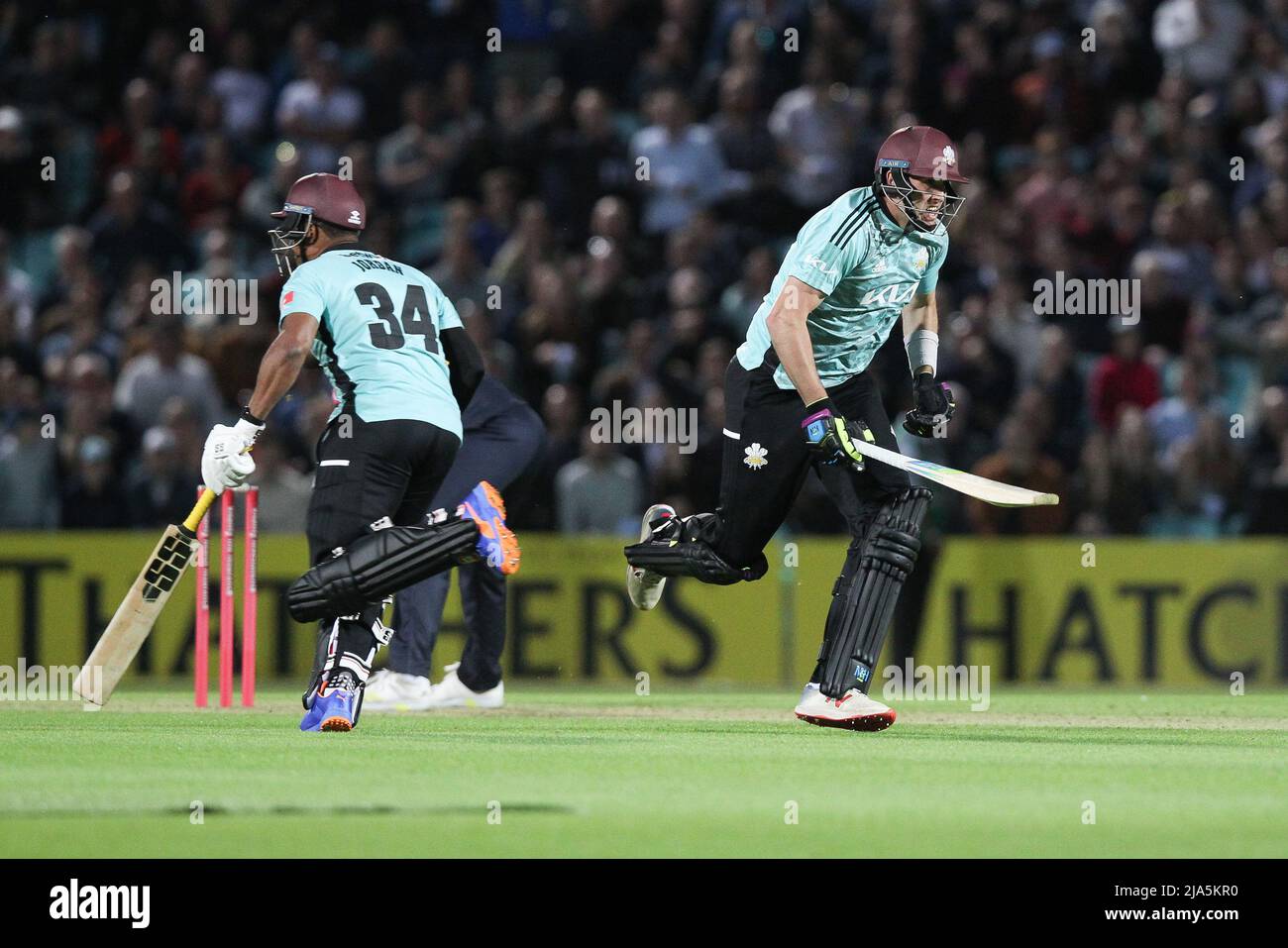 Kennington, Regno Unito. 27th maggio 2022. JAMIE OVERTON di Surrey CCC ha vinto le corse vincenti con 1 palline da spare durante la partita Vitality T20 Blast tra Surrey CCC e Glamorgan CCC al Kia Oval di Kennington, Inghilterra, il 27 maggio 2022. Foto di Ken Sparks. Solo per uso editoriale, licenza richiesta per uso commerciale. Nessun utilizzo nelle scommesse, nei giochi o nelle pubblicazioni di un singolo club/campionato/giocatore. Credit: UK Sports Pics Ltd/Alamy Live News Foto Stock