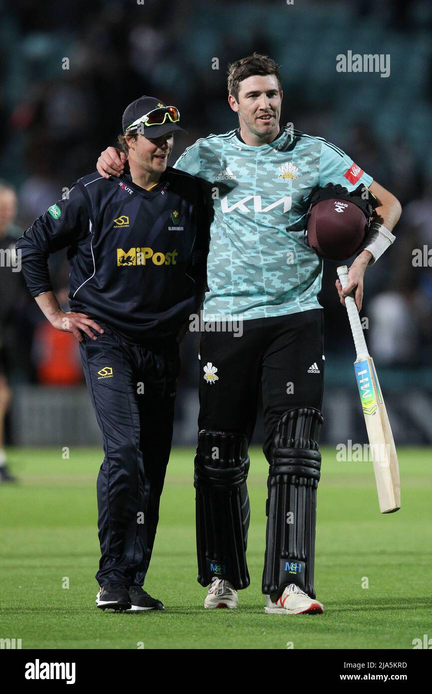 Kennington, Regno Unito. 27th maggio 2022. JAMIE OVERTON di Surrey CCC ha vinto le corse vincenti con 1 palline da spare durante la partita Vitality T20 Blast tra Surrey CCC e Glamorgan CCC al Kia Oval di Kennington, Inghilterra, il 27 maggio 2022. Foto di Ken Sparks. Solo per uso editoriale, licenza richiesta per uso commerciale. Nessun utilizzo nelle scommesse, nei giochi o nelle pubblicazioni di un singolo club/campionato/giocatore. Credit: UK Sports Pics Ltd/Alamy Live News Foto Stock