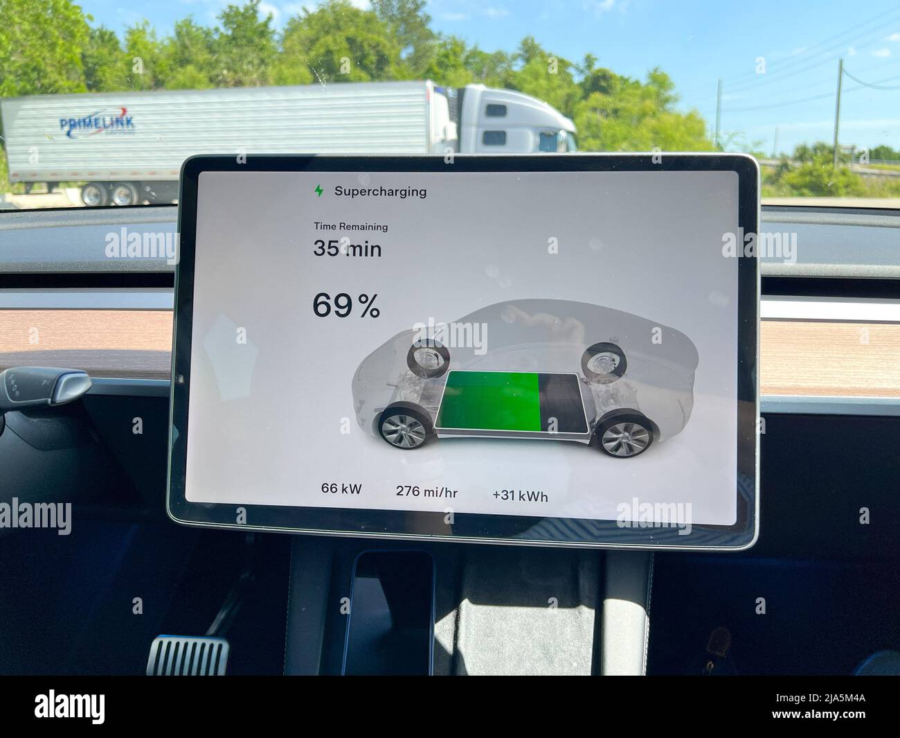 Jasper, FL USA-30 aprile 2022:schermo di un computer Tesla che mostra che questa Tesla sta caricando le batterie mentre è parcheggiata presso una stazione Supercharger Tesla Foto Stock