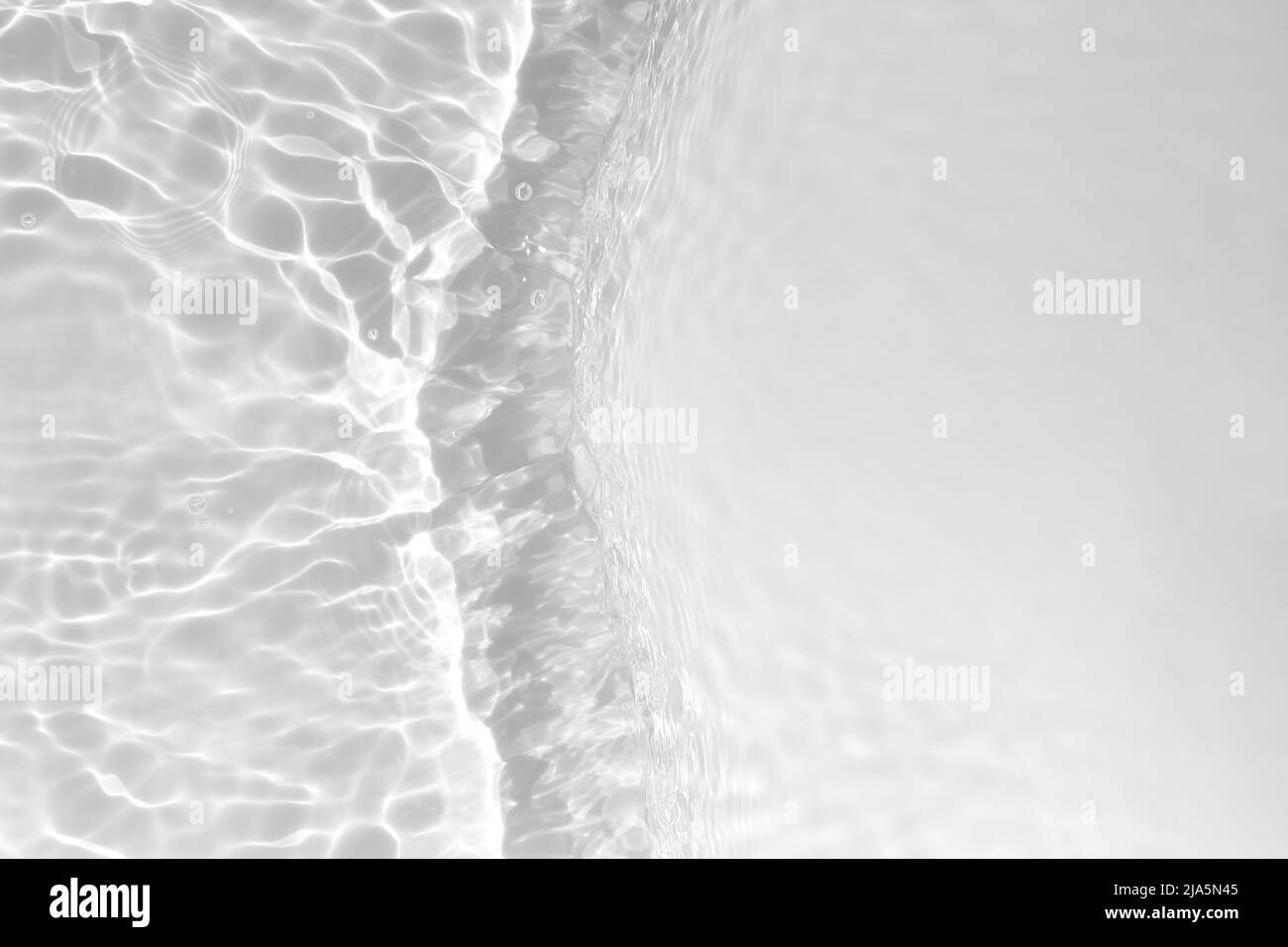 Texture dell'acqua con riflessi del sole sull'effetto sovrapposizione dell'acqua per foto o mockup Organic light grigio drop shadow effetto caustico con onde e. Foto Stock