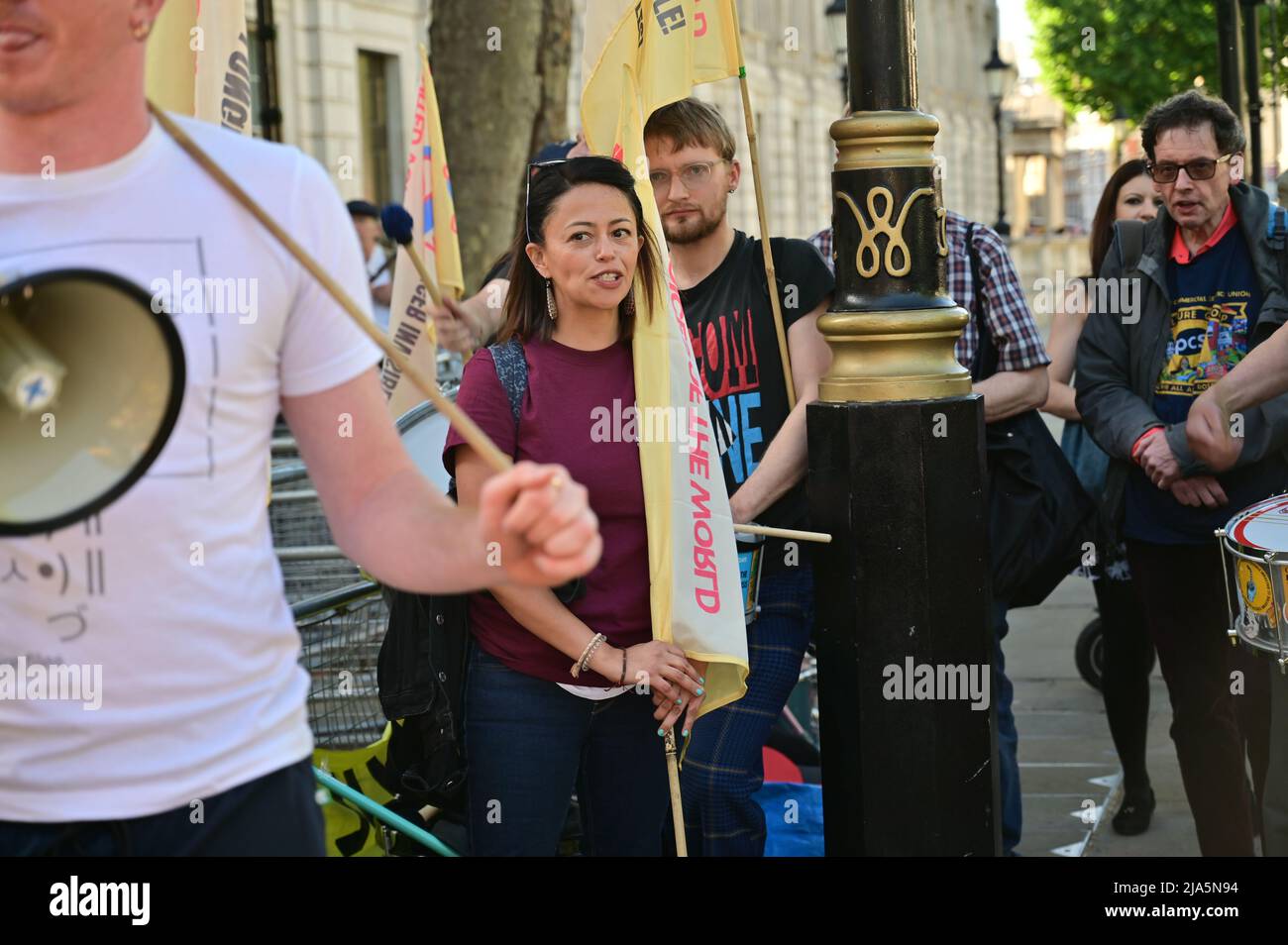 Downing Street, Londra, Regno Unito. 27 maggio 2022. United Voices of the World Union organizza una protesta al di fuori di Downing Street, mentre sue Grey rivela abusi di personale durante il blocco. I manifestanti hanno anche chiesto giustizia per Belly Mujinga ed Emanuel Gomes che muore lavoreranno durante il blocco. Foto Stock