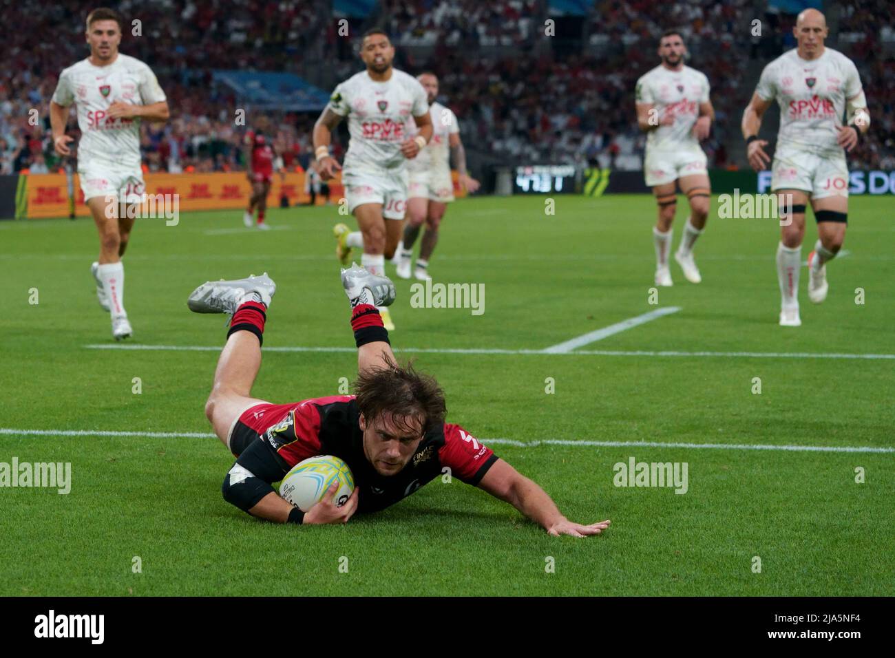 Marsiglia, Francia. 27th maggio 2022; Stade Velodrome, Marsiglia, Francia: Finale europeo della Coppa del Rugby, Lione contro Tolone: Pierre-Louis Barassi di Lione si tuffa per il suo credito Try: Action Plus Sports Images/Alamy Live News Foto Stock