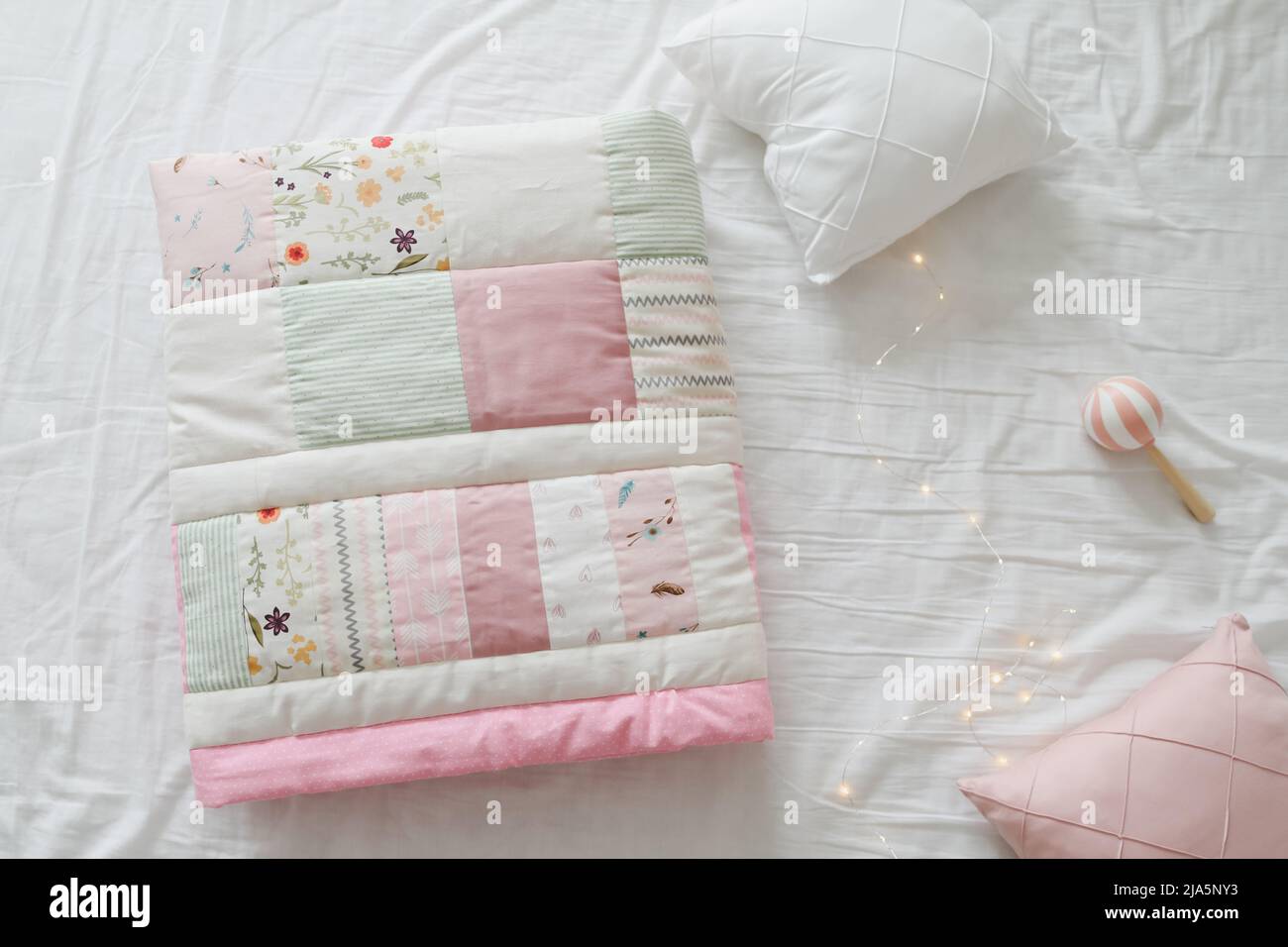 Culla per bambini accogliente con coperta patchwork. Biancheria da letto per bambini e tessuto per vivaio Foto Stock