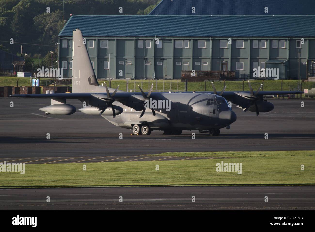 16-5873, un Lockheed Martin HC-130J Hercules (Combat King II) gestito dalla United States Air Force, all'aeroporto di Prestwick in Ayrshire, Scozia. Foto Stock