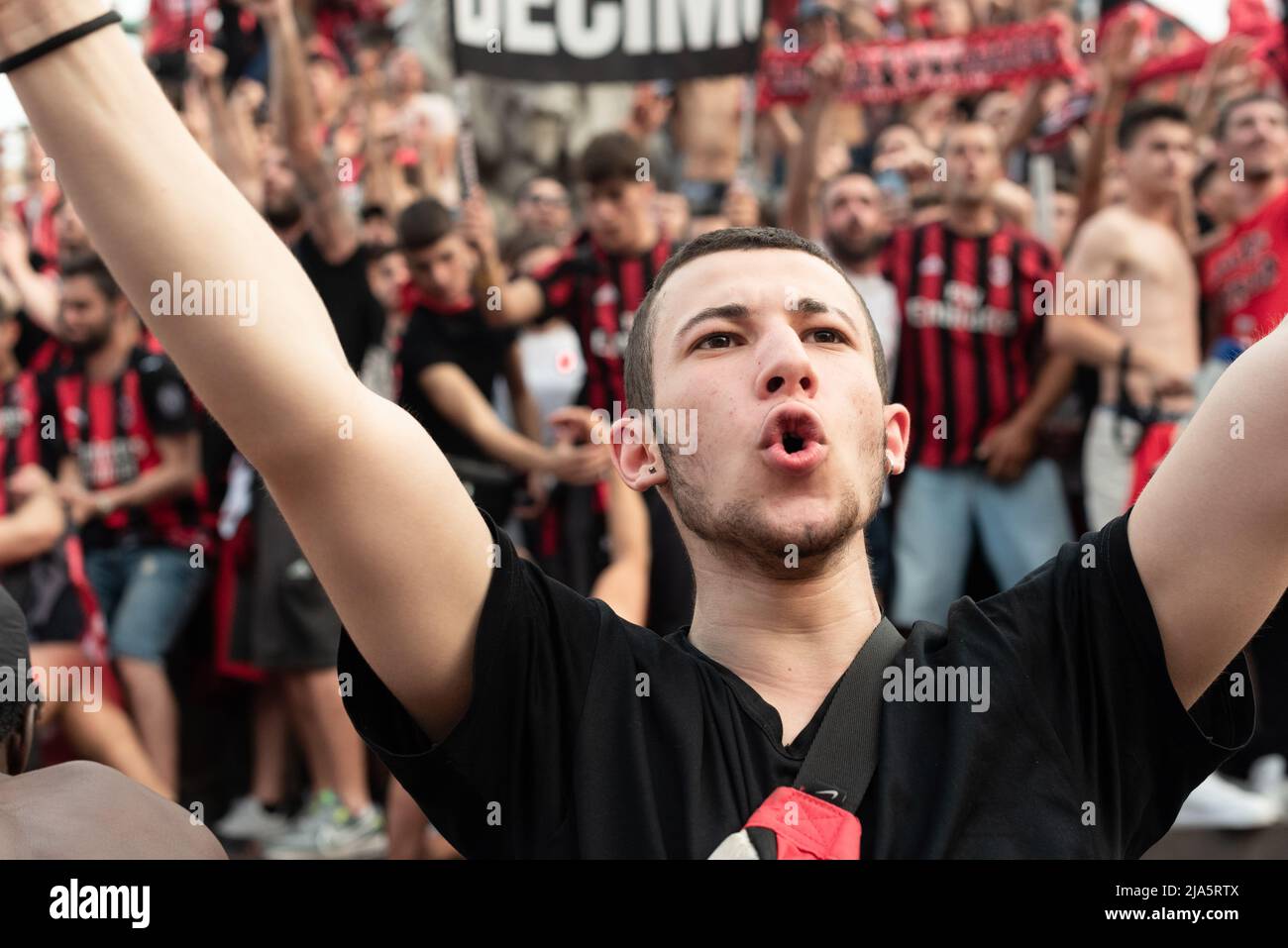 Milano, 22nd maggio 2022. 'Tifosi' a sostegno di AC Milan festeggia la loro squadra vincendo il 'Campionato di calco' 2021-2022 alla base di Vittorio em Foto Stock