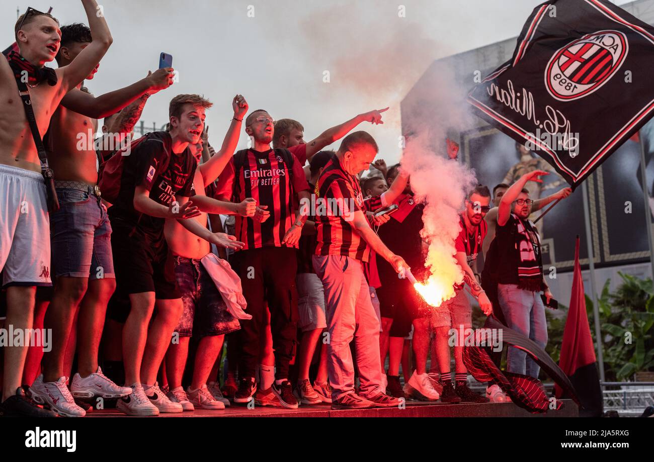 Milano, 22nd maggio 2022. 'Tifosi' a sostegno di AC Milan festeggia la loro squadra vincendo il 'Campionato di calco' 2021-2022 alla base di Vittorio em Foto Stock