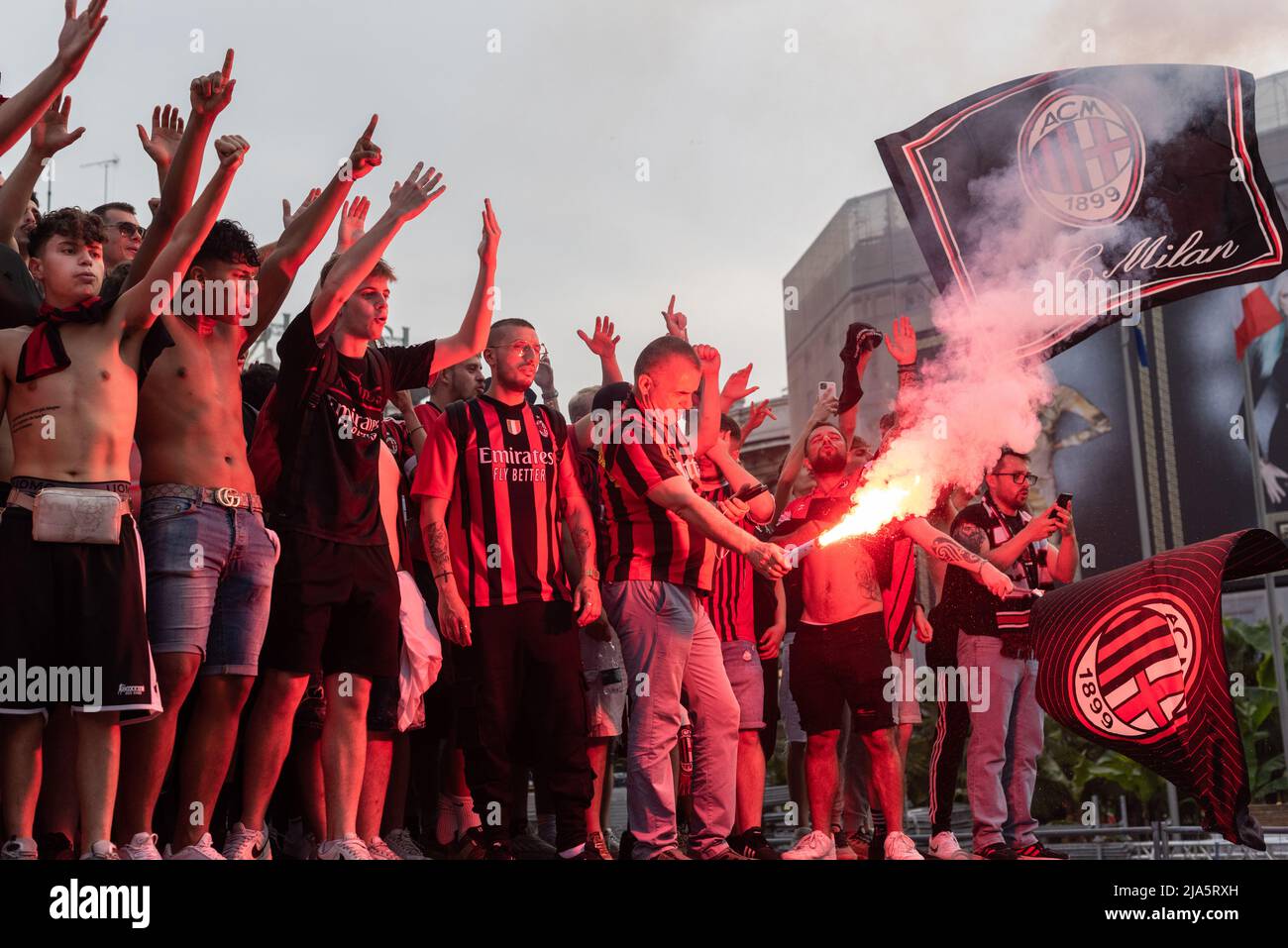 Milano, 22nd maggio 2022. 'Tifosi' a sostegno di AC Milan festeggia la loro squadra vincendo il 'Campionato di calco' 2021-2022 alla base di Vittorio em Foto Stock
