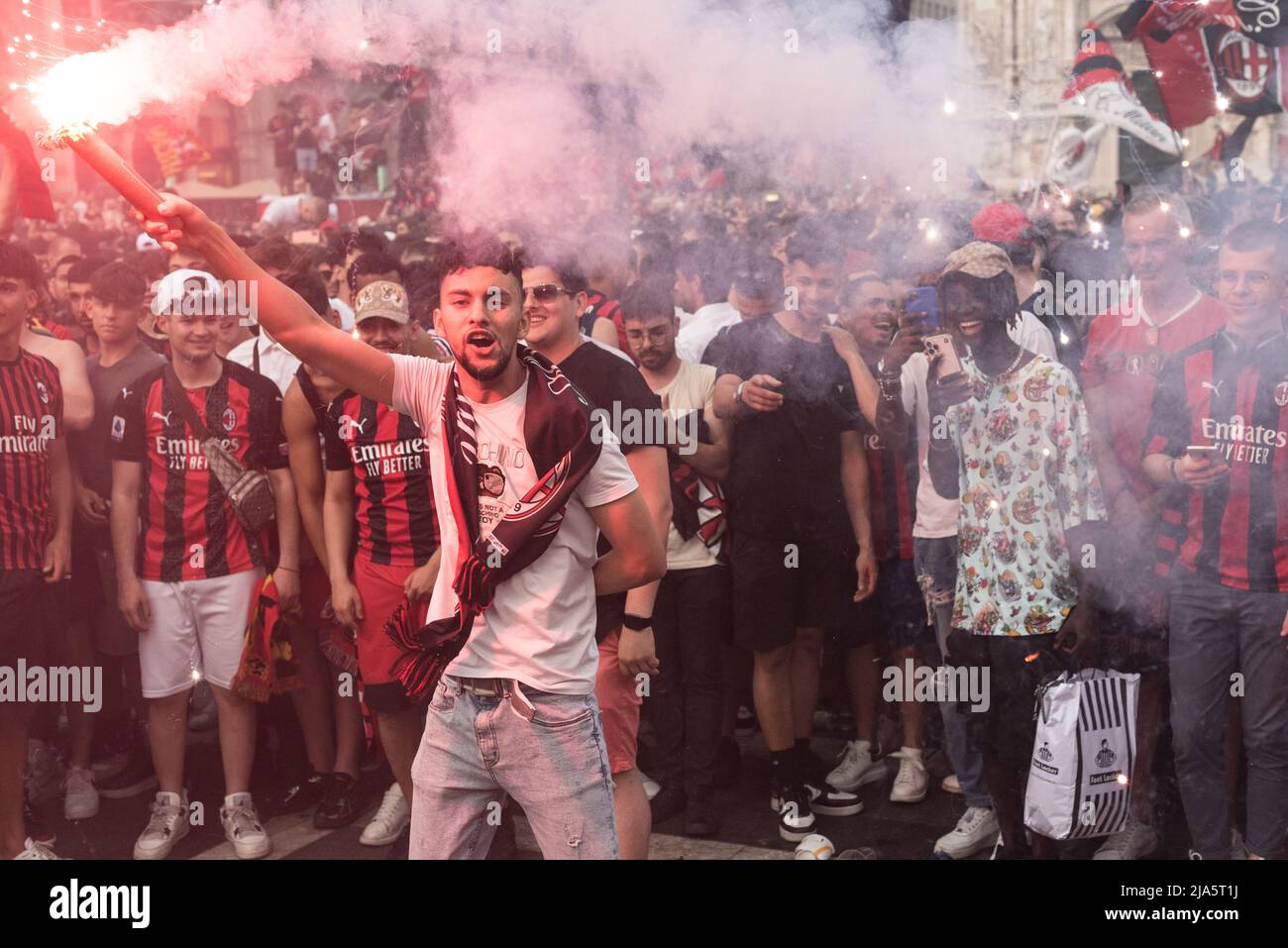 Milano, 22nd maggio 2022. 'Tifosi' a sostegno di AC Milan festeggia la loro squadra vincendo il 'Campionato di calco' 2021-2022 alla base di Vittorio em Foto Stock