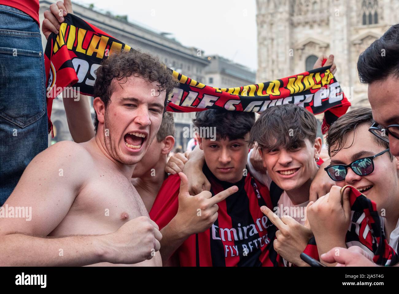 Milano, 22nd maggio 2022. 'Tifosi' a sostegno di AC Milan festeggia la loro squadra vincendo il 'Campionato di calco' 2021-2022 alla base di Vittorio em Foto Stock