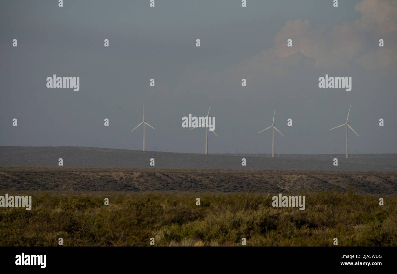 mulini a vento nelle campagne per generare energia eolica pulita e rinnovabile, nuove energie sostenibili ed ecologiche Foto Stock