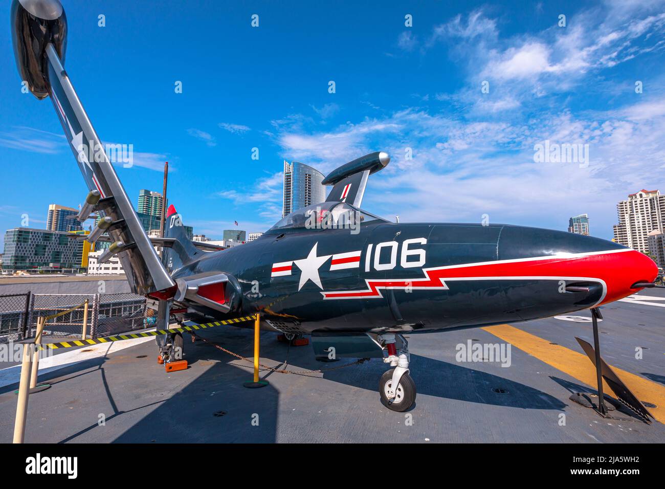 San Diego, California, Stati Uniti d'America - LUGLIO 2018: Grumman F9F Panther, combattente-bombardiere americano con base portaerei del 1950s nella nave da guerra USS Midway Foto Stock