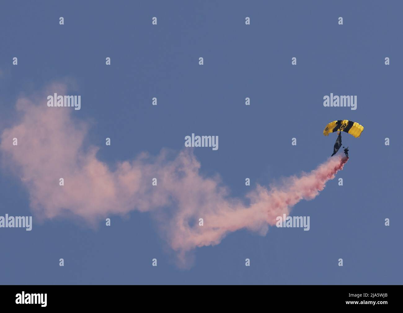 Miami, Stati Uniti. 27th maggio 2022. La squadra di salto del paracadute dei Cavalieri d'Oro dell'esercito degli Stati Uniti si esibirà al giorno mediatico di Hyundai Air & Sea Show alla stazione aerea della Guardia Costiera degli Stati Uniti a Miami, Florida venerdì 27 maggio 2022. Lo spettacolo aereo e marittimo del Miami Memorial Day prevede l'esercito degli Stati Uniti HH-60 Black Hawk, USAF A-10 Thunderbolt II, USAF B-52 Bomber, USAF C-130 Hercules, USAF C-17 Global Master III, USAF C-5 Galaxy, USAF CH-53 Sea Stallion, F-15 Eagle, USAF F-16 Fighting Falcon, USAF KC-135, USF-18 Stratotanker. Foto di Gary i Rothstein/UPI Credit: UPI/Alamy Live News Foto Stock