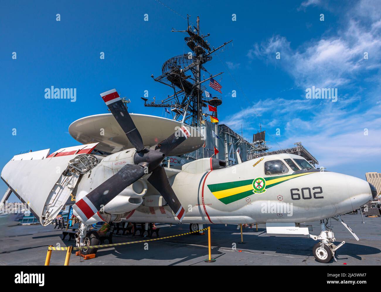 San Diego, California, Stati Uniti d'America - LUGLIO 2018: Northrop Grumman e-2 Hawkeye, velivolo AEW di allarme anticipato aereo del 1950s. US Midway americano Foto Stock
