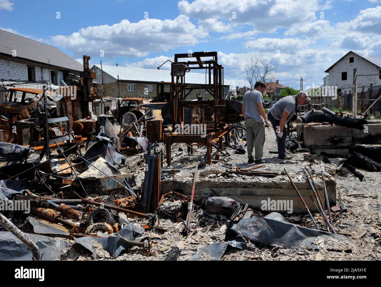 Gorenka, Ucraina. 27th maggio 2022. I lavoratori ispezionano un impianto di lavorazione del legno che è stato distrutto dall'esercito russo nel villaggio di Gorenka. La Russia ha invaso l'Ucraina il 24 febbraio 2022, scatenando il più grande attacco militare in Europa dalla seconda guerra mondiale (Credit Image: © Sergei Chuzavkov/SOPA Images via ZUMA Press Wire) Credit: ZUMA Press, Inc./Alamy Live News Foto Stock