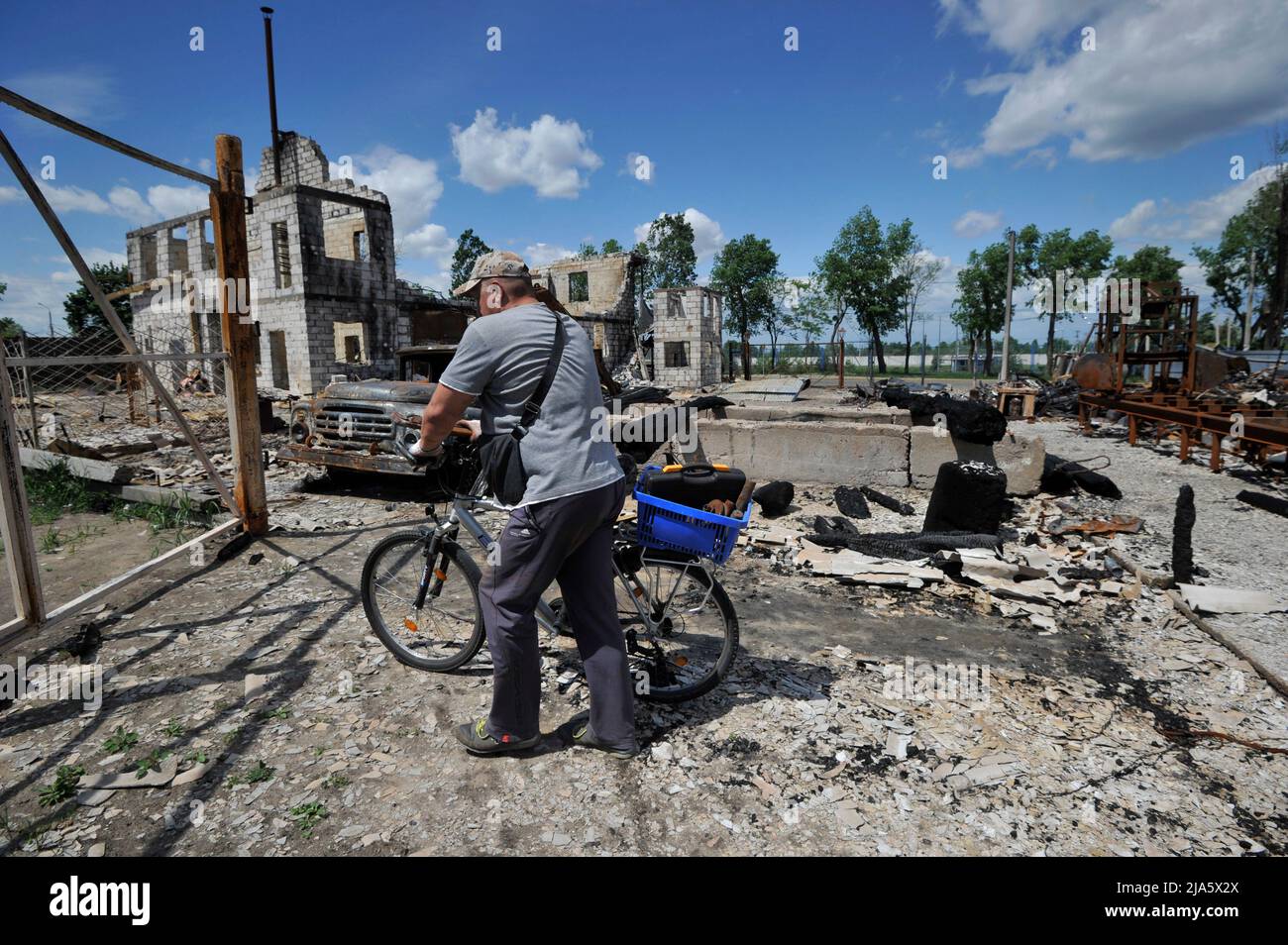 Gorenka, Ucraina. 27th maggio 2022. Un uomo ispeziona un impianto di lavorazione del legno che è stato distrutto dall'esercito russo nel villaggio di Gorenka. La Russia ha invaso l'Ucraina il 24 febbraio 2022, scatenando il più grande attacco militare in Europa dalla seconda guerra mondiale (Credit Image: © Sergei Chuzavkov/SOPA Images via ZUMA Press Wire) Credit: ZUMA Press, Inc./Alamy Live News Foto Stock