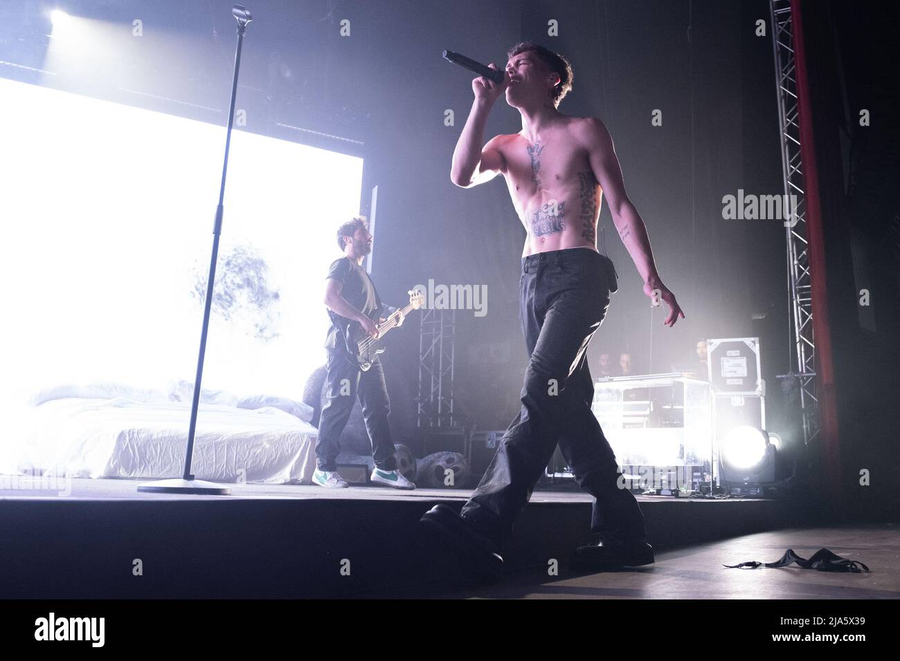 Brescia, Italia. 27th maggio 2022. Il cantante italiano Blanco alias Riccardo Fabbriconi durante i suoi concerti dal vivo a Brescia, Gran Teatro Morato per Blu Celeste tour 2022 Credit: Roberto Tommasini/Alamy Live News Foto Stock