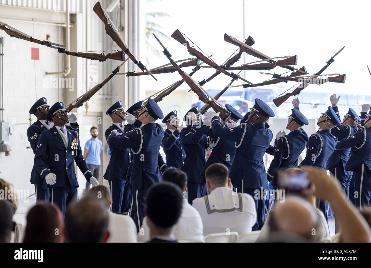 Miami, Stati Uniti. 27th maggio 2022. La squadra di perforazione dell'esercito degli Stati Uniti e la guardia di colore si esibiscono al giorno mediatico dell'Hyundai Air & Sea Show presso la stazione aerea della Guardia Costiera degli Stati Uniti a Miami, Florida, venerdì 27 maggio 2022. Lo spettacolo aereo e marittimo del Miami Memorial Day prevede l'esercito degli Stati Uniti HH-60 Black Hawk, USAF A-10 Thunderbolt II, USAF B-52 Bomber, USAF C-130 Hercules, USAF C-17 Global Master III, USAF C-5 Galaxy, USAF CH-53 Sea Stallion, F-15 Eagle, USAF F-16 Fighting Falcon, USAF KC-135, USF-18 Stratotanker. Foto di Gary i Rothstein/UPI Credit: UPI/Alamy Live News Foto Stock