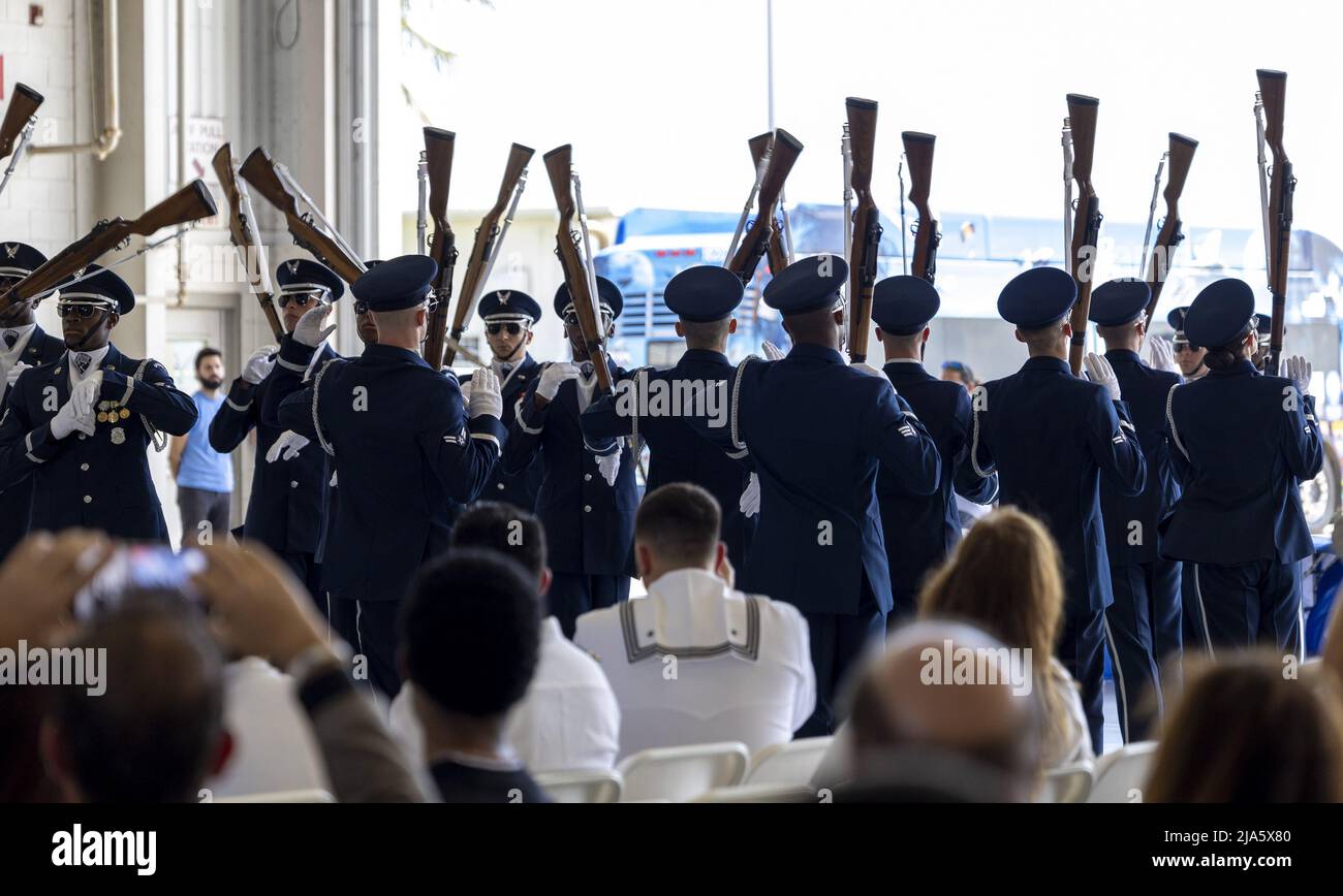 Miami, Stati Uniti. 27th maggio 2022. La squadra di perforazione dell'esercito degli Stati Uniti e la guardia di colore si esibiscono al giorno mediatico dell'Hyundai Air & Sea Show presso la stazione aerea della Guardia Costiera degli Stati Uniti a Miami, Florida, venerdì 27 maggio 2022. Lo spettacolo aereo e marittimo del Miami Memorial Day prevede l'esercito degli Stati Uniti HH-60 Black Hawk, USAF A-10 Thunderbolt II, USAF B-52 Bomber, USAF C-130 Hercules, USAF C-17 Global Master III, USAF C-5 Galaxy, USAF CH-53 Sea Stallion, F-15 Eagle, USAF F-16 Fighting Falcon, USAF KC-135, USF-18 Stratotanker. Foto di Gary i Rothstein/UPI Credit: UPI/Alamy Live News Foto Stock