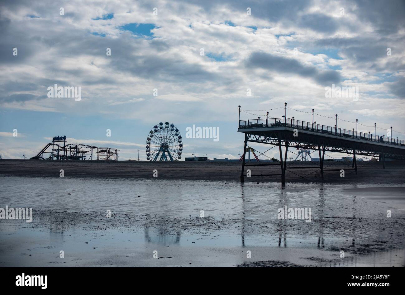 Skegness Beach, che mostra il molo, Big Wheel in lontananza. Skegness, Lincolnshire, Regno Unito. Una Vacanza Inglese in estate. Foto Stock