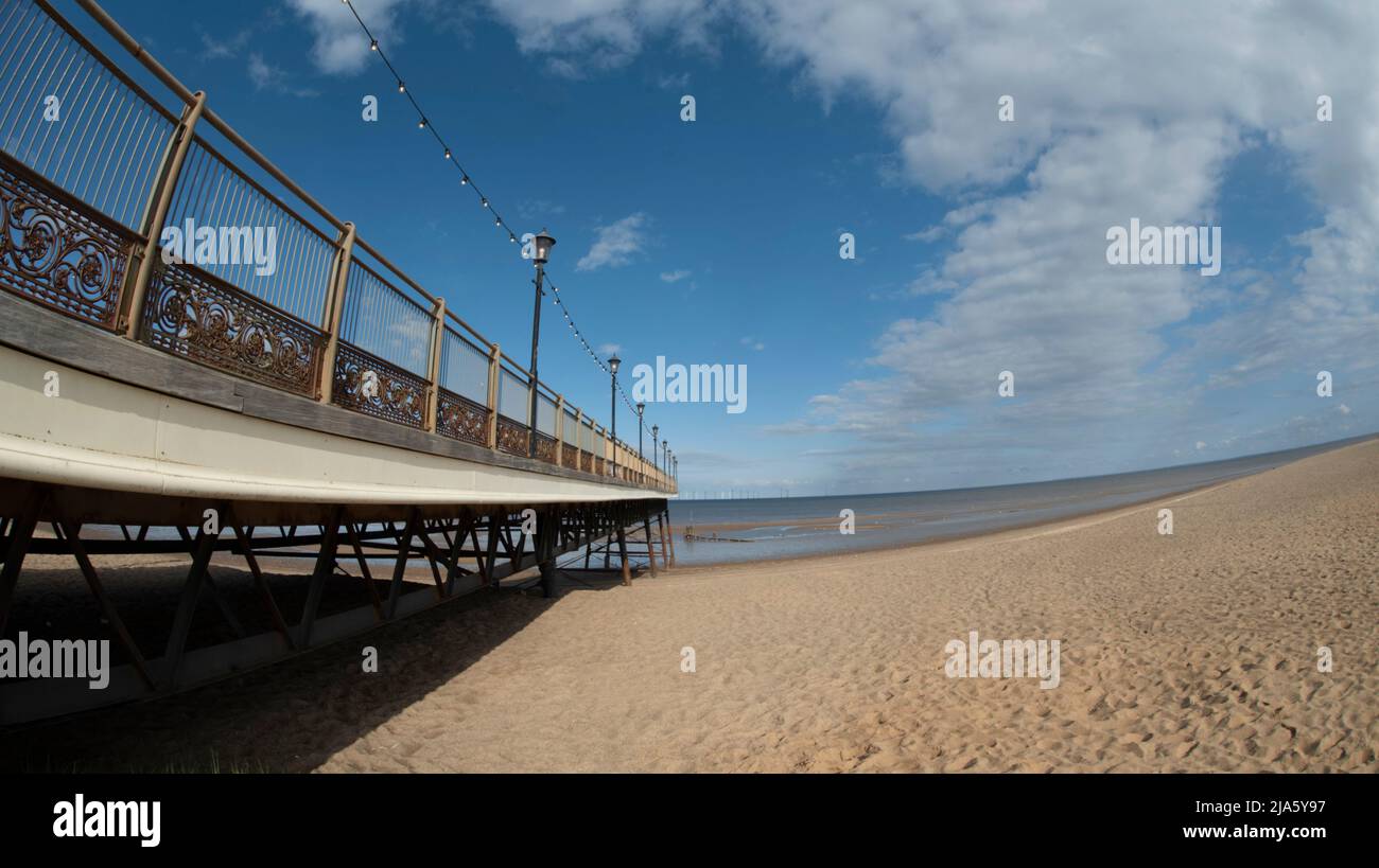 Skegness Pier & Sandy Beach, Lincolnshire, Regno Unito. Una Vacanza Inglese in estate. Foto Stock