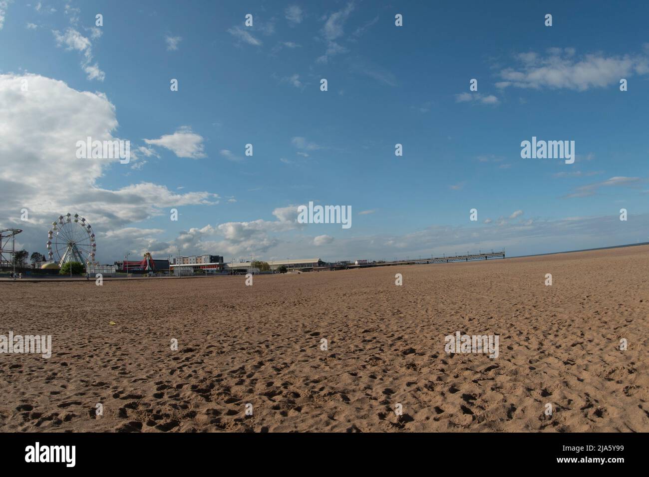 Skegness Beach, che mostra il molo, Big Wheel in lontananza. Skegness, Lincolnshire, Regno Unito. Una Vacanza Inglese in estate. Foto Stock