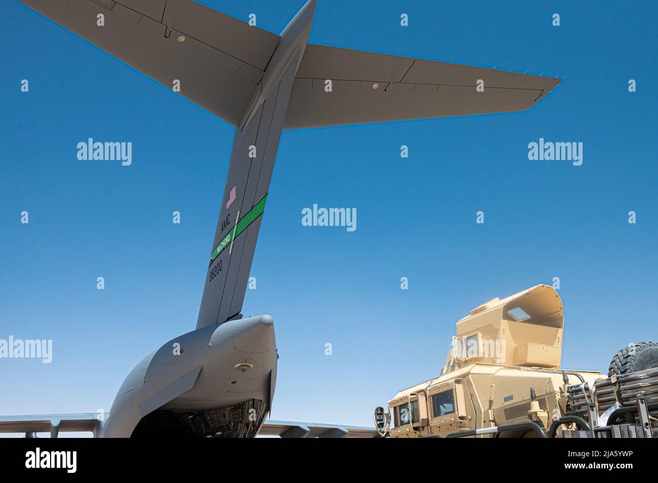 Gli aerei statunitensi con il Centro operativo di Expeditionary Logistics Readiness Squadron del 378th utilizzano un K-loader per caricare il carico su un aereo C-17 Globemaster, assegnato allo Squadrone Expeditionary Airlift del 816th, presso la base aerea Prince Sultan, Regno dell'Arabia Saudita, il 16 maggio 2022. Gli specialisti del trasporto aereo sono responsabili della gestione sicura del carico e dei passeggeri e di garantire che tutto e tutti gli utenti di un aeromobile militare vengano trasportati in modo sicuro e rapido. (STATI UNITI Air Force foto di Tech. SGT. Patrick Evenson) Foto Stock