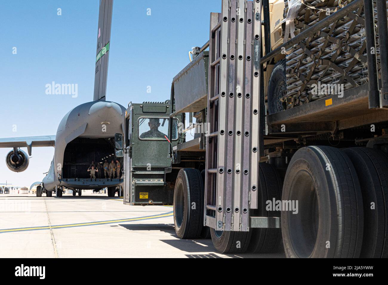 Gli aerei statunitensi con il Centro operativo di Expeditionary Logistics Readiness Squadron del 378th utilizzano un K-loader per caricare il carico su un aereo C-17 Globemaster, assegnato allo Squadrone Expeditionary Airlift del 816th, presso la base aerea Prince Sultan, Regno dell'Arabia Saudita, il 16 maggio 2022. Gli specialisti del trasporto aereo sono responsabili della gestione sicura del carico e dei passeggeri e di garantire che tutto e tutti gli utenti di un aeromobile militare vengano trasportati in modo sicuro e rapido. (STATI UNITI Air Force foto di Tech. SGT. Patrick Evenson) Foto Stock