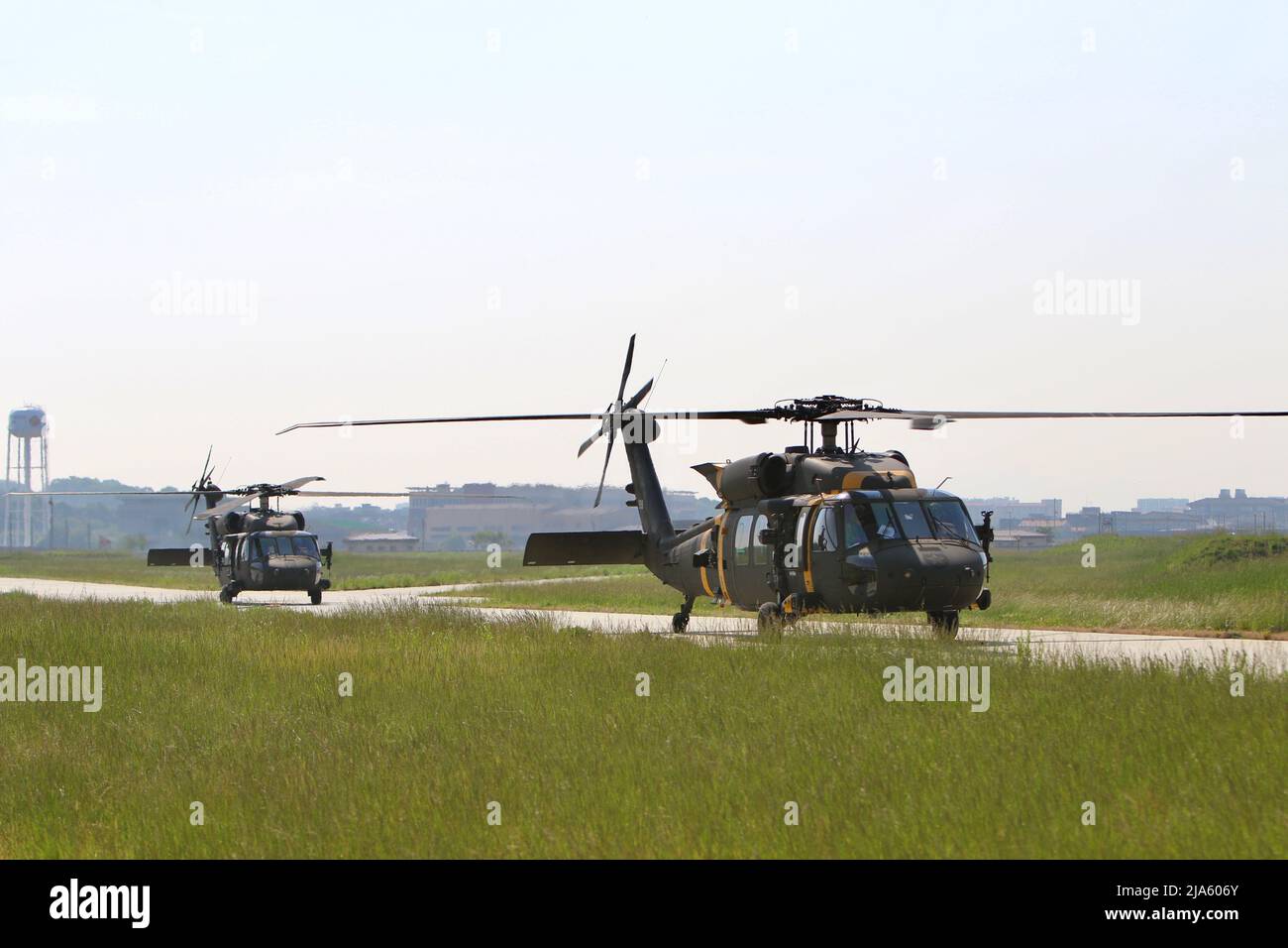 UH-60m gli elicotteri Blackhawk del 2-2 Assault Helicopter Battaglione sono atterrati rapidamente su Camp Humphreys per raccogliere i soldati del 1st Brigade, 1st Armored Division per un attacco aereo a sostegno dell'esercitazione di addestramento di Warrior Ready Strike. Foto Stock