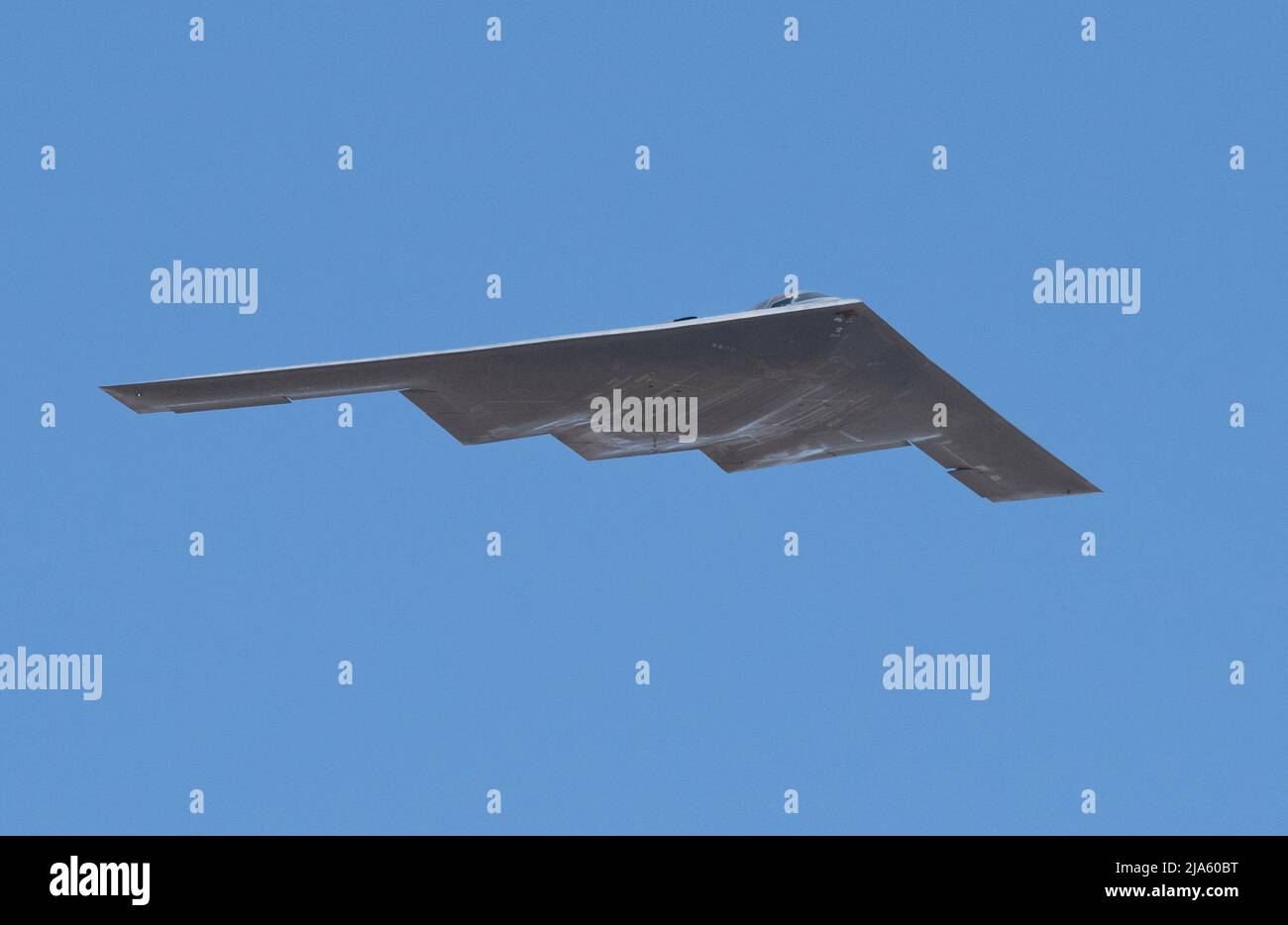 Uno Spirito dell'aeronautica degli Stati Uniti B-2 esegue un volo-da durante Wings sopra Solano alla base dell'aeronautica di Travis, California, 14 maggio 2022. L'evento della durata di due giorni ha visto le esibizioni del team paracadute Wings of Blue, del Team Travis Parade of Heavies, del F-16 Fighting Falcon e del F-35A Lightning II Demonstration Team, oltre a esibizioni statiche. (STATI UNITI Air Force foto di Heide Couch) Foto Stock