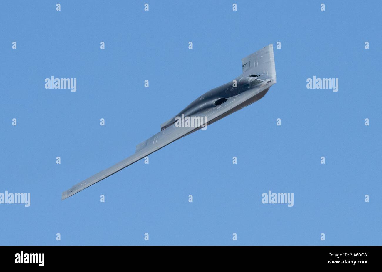 Uno Spirito dell'aeronautica degli Stati Uniti B-2 esegue un volo-da durante Wings sopra Solano alla base dell'aeronautica di Travis, California, 14 maggio 2022. L'evento della durata di due giorni ha visto le esibizioni del team paracadute Wings of Blue, del Team Travis Parade of Heavies, del F-16 Fighting Falcon e del F-35A Lightning II Demonstration Team, oltre a esibizioni statiche. (STATI UNITI Air Force foto di Heide Couch) Foto Stock