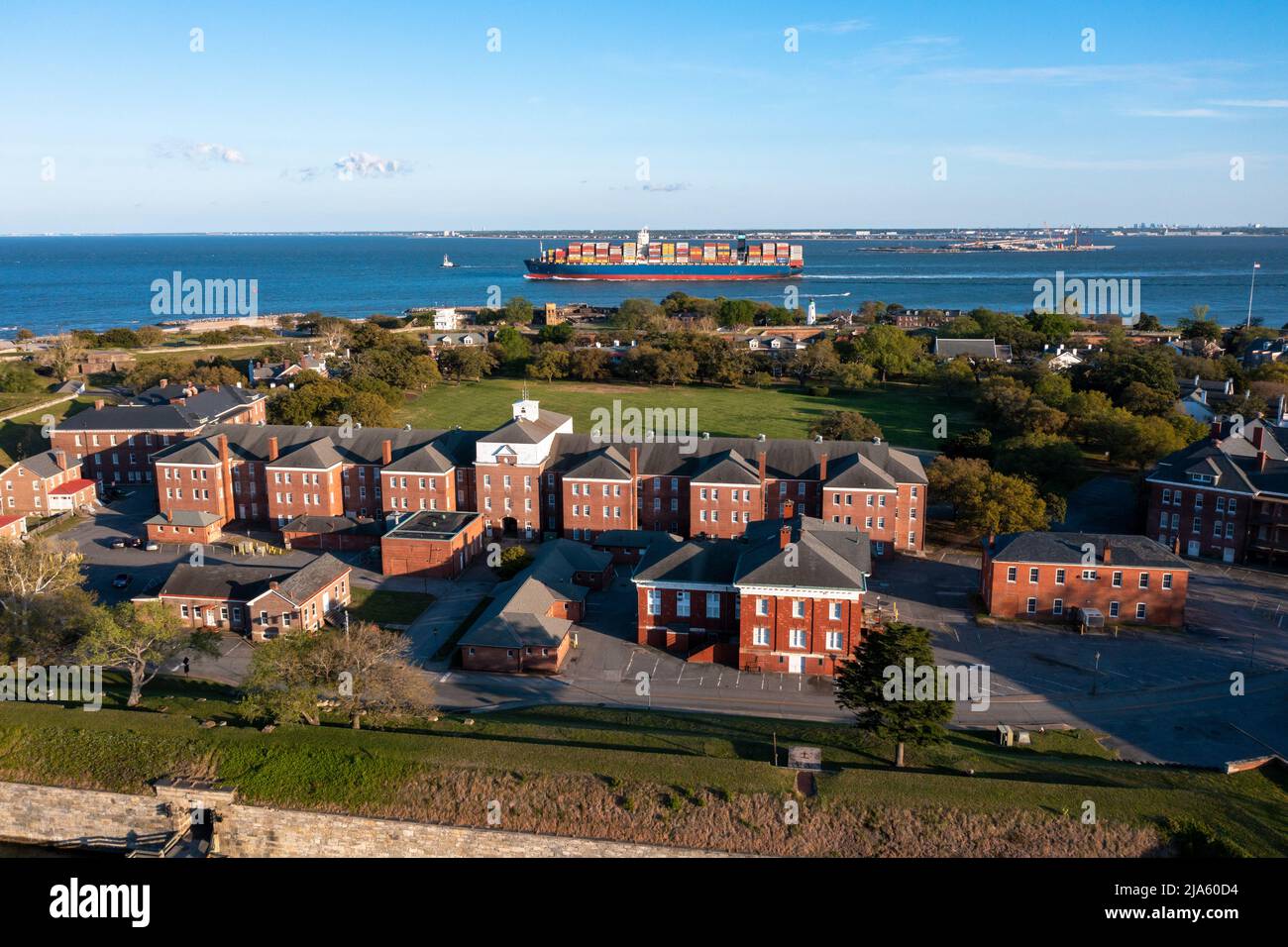 Vista aerea di Fort Monroe mentre una nave container passa nella baia di Chesapeake Foto Stock