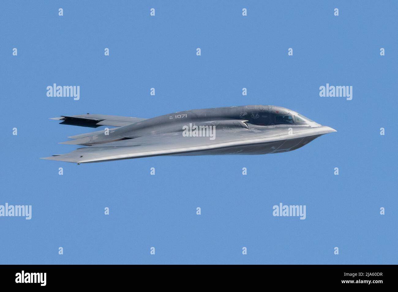 Uno Spirito dell'aeronautica degli Stati Uniti B-2 esegue un volo-da durante Wings sopra Solano alla base dell'aeronautica di Travis, California, 14 maggio 2022. L'evento della durata di due giorni ha visto le esibizioni del team paracadute Wings of Blue, del Team Travis Parade of Heavies, del F-16 Fighting Falcon e del F-35A Lightning II Demonstration Team, oltre a esibizioni statiche. (STATI UNITI Air Force foto di Heide Couch) Foto Stock