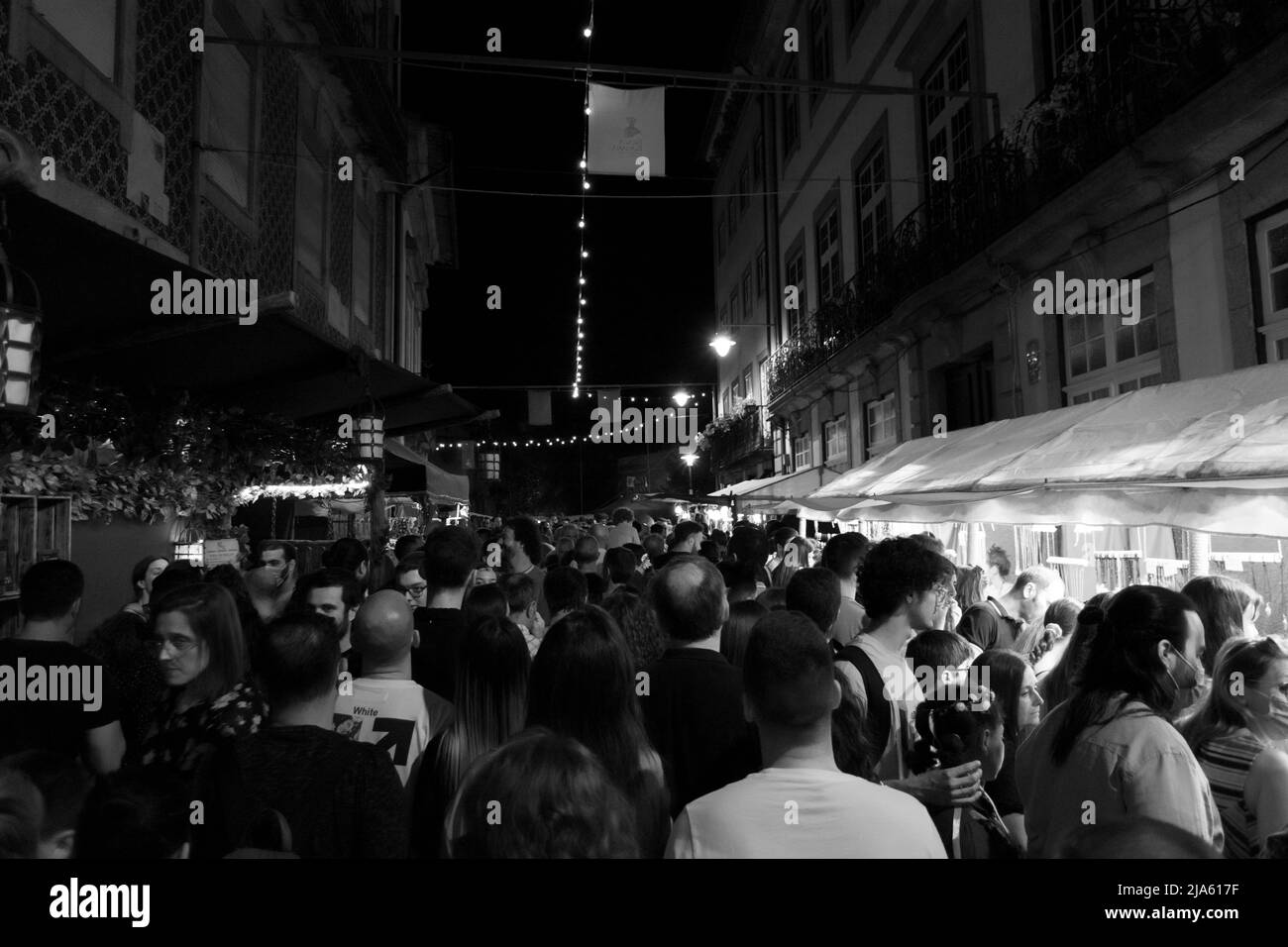 Eventi sociali di notte, persone che godono le notti estive. Le persone si muovano sulle città. Evento di sity affollato di notte. Persone che camminano di notte nelle città europee. Foto Stock