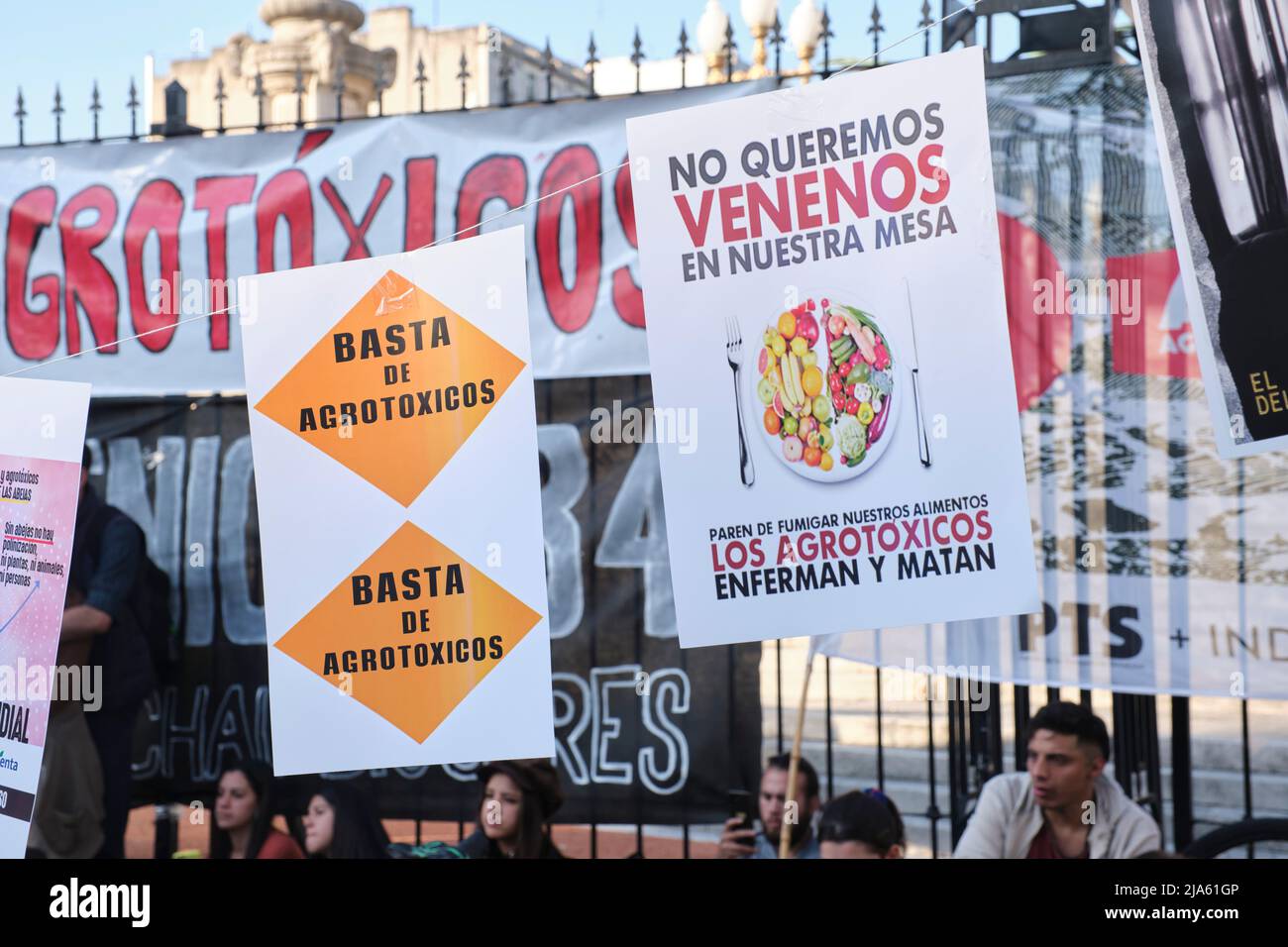 Buenos Aires, Argentina; 21 maggio 2022: Posters: Niente più agrotossici. Non vogliamo veleni sul nostro tavolo. Smetta di spruzzare i nostri alimenti. I pesticidi ci fanno si Foto Stock
