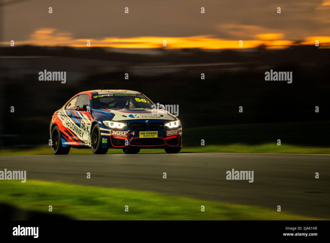 Sydney, Australia. 27 maggio 2022. Rob Rubis pilotando la sua Prestige con la BMW 2016 M4 attraverso la curva 3 al Sydney Motorsport Park al tramonto. Credit: James Forrester / Alamy Live News. Foto Stock