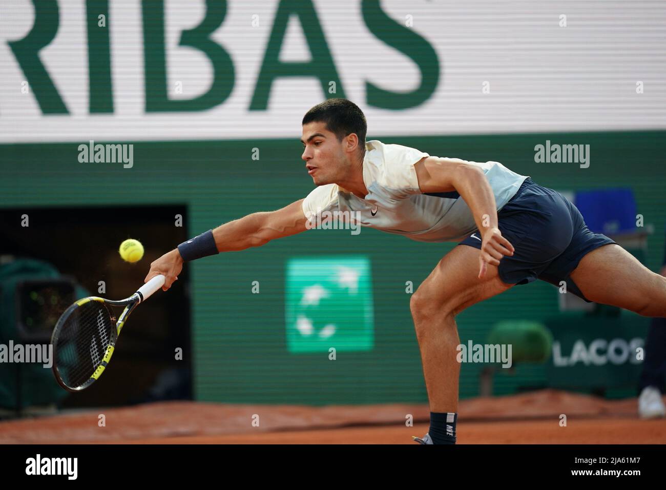 PARIGI, Francia. 28th maggio 2022. CARLOS ALCARAZ di Spagna ritorna la palla a SEBASTIAN CORDA degli Stati Uniti durante il giorno 6 del French Open 2022, torneo di tennis Grand Slam al Roland Garros Stadium - Parigi France.Carlos Alcaraz ha vinto : 6:4 6:4 6:2 (Credit Image: © Pierre Stevenin/ZUMA Press Wire) credito: ZUMA Press, Inc./Alamy Live News Credit: ZUMA Press, Inc./Alamy Live News Foto Stock