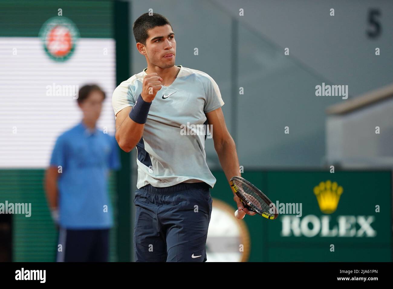 PARIGI, Francia. 28th maggio 2022. CARLOS ALCARAZ di Spagna ritorna la palla a SEBASTIAN CORDA degli Stati Uniti durante il giorno 6 del French Open 2022, torneo di tennis Grand Slam al Roland Garros Stadium - Parigi France.Carlos Alcaraz ha vinto : 6:4 6:4 6:2 (Credit Image: © Pierre Stevenin/ZUMA Press Wire) credito: ZUMA Press, Inc./Alamy Live News Credit: ZUMA Press, Inc./Alamy Live News Foto Stock