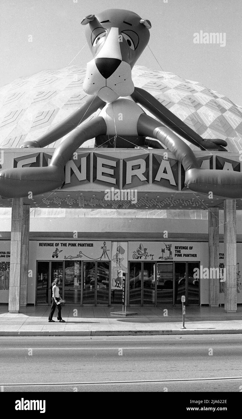 Grande palloncino gonfiabile della Panther rosa si siede in cima al Cinerama Dome Theatre di Hollywood, CA Foto Stock